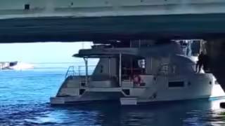 Embarcación queda atorada debajo de puente en la zona hotelera de Cancún