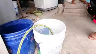 Habitantes señalaron que en la zona es común la escasez y que suele haber poca presión, lo que complica las tareas diarias