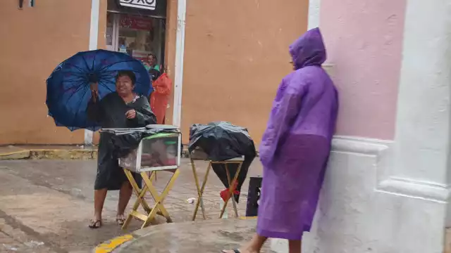 Calles y avenidas principales registraron encharcamientos importantes, además de que se afectó las actividades cotidianas de los campechanos.