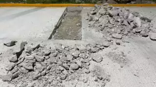 El concreto hidráulico se fracturó por el paso de unidades pesadas y ahora tiene que ser reparado.