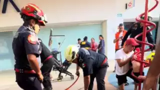 Niño queda atrapado en un juego en la plaza City Center en Mérida