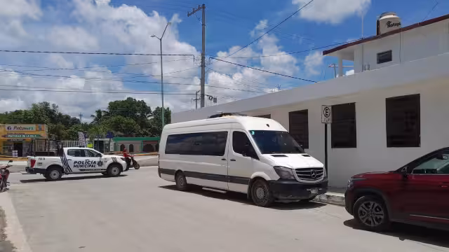 El conductor transportaba 27 migrantes de diferentes nacionalidades, procedentes de Chiapas y con destino a Cancún.