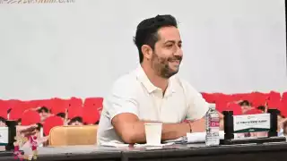 El alcalde de Carmen, Pablo Gutiérrez Lazarus, podría ser multado o encarcelado por sentarse sobre una tortuga