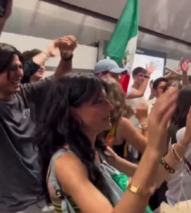 Los mexicanos pusieron música y comenzaron a cantar frente al sujeto enojado.