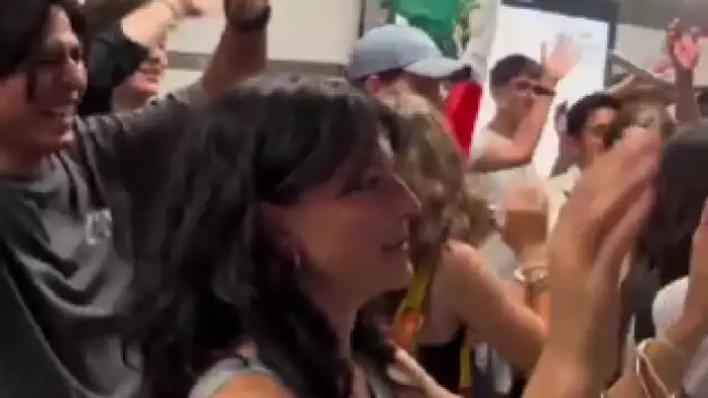 Los mexicanos pusieron música y comenzaron a cantar frente al sujeto enojado.