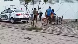 El hombre fue sometido por la. familia