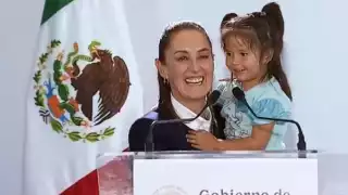 Niña interrumpe discurso de Claudia Sheinbaum y sube al templete