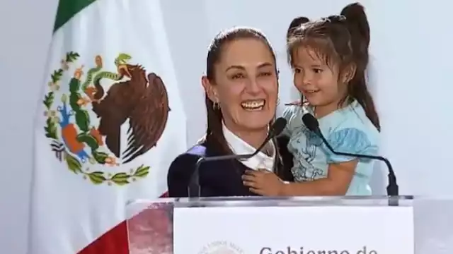 Niña interrumpe discurso de Claudia Sheinbaum y sube al templete.