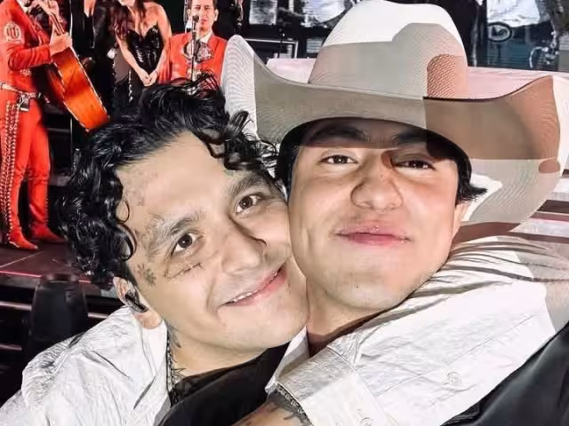 pasado de copas se dejó ver Nodal en su concierto