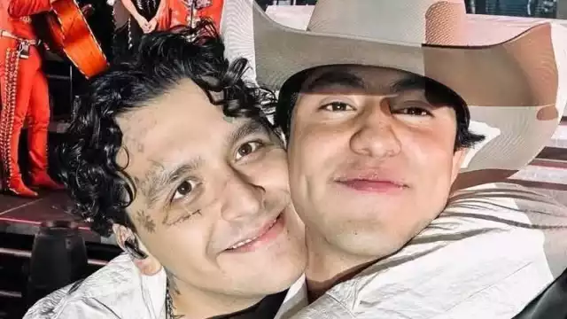 pasado de copas se dejó ver Nodal en su concierto