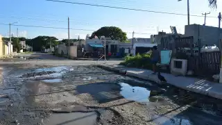 Progreso se llena de baches; reportan que vecinas se han caído por el lodo 
