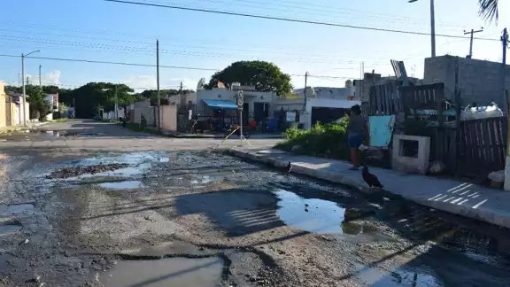 Vecinos se han visto en la necesidad de señalizar con objetos las partes que no son seguras Vecinos se han visto en la necesidad de señalizar con objetos las partes que no son seguras