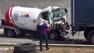 El chofer de la pipa de gas resultó herido tras el choque