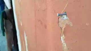 Paredes con clavos, un riesgo para niños y adultos en el Centro Histórico