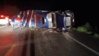La volcadura de un tractocamión cargado con papayas obligó al cierre temporal de la carretera federal Escárcega-Champotón.