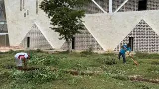 Trabajadores municipales inician la limpieza en el nosocomio que será retomado en octubre