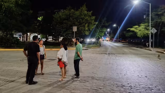 Vecinos de Cancún bloquean avenidas ante la falta de luz