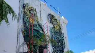 Artistas de Ciudad del Carmen  dan mantenimiento a mural “Loros”  