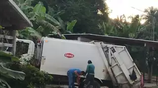 Cae camión recolector de basura en la colonia Sor Juana, en Bacalar