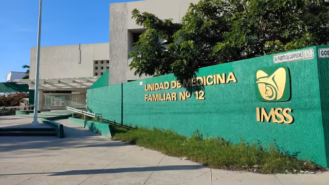 José Bonilla López detalla que hace años tuvo que ser intervenido por una lesión en el ojo cuando buceaba y que la misma institución incurrió en mala práxis