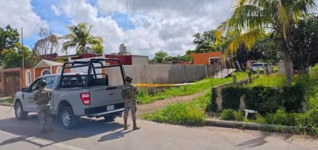 Agentes federales fuertemente armados realizan un cateo en una vivienda de Kanasín