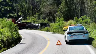 Se requirieron dos grúas para poder mover la unidad pesada que bloqueaba la vía carretera