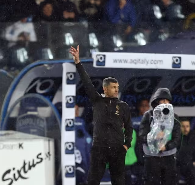 Conceiçao  en el terreno de juego dando indicaciones