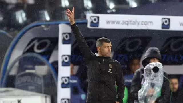 Conceiçao  en el terreno de juego dando indicaciones