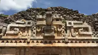 El Palacio se localiza en el extremo Norte y tiene 57 recámaras en dos niveles