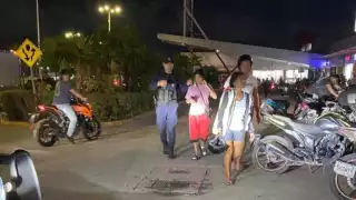 La menos se encontraba en un centro comercial, en donde también fue víctima de extorsión