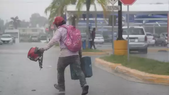 Lluvia vespertina sorprende a habitantes de Campeche