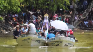 Multitud acompaña el paseo acuático de la Virgen de Chuiná en Champotón