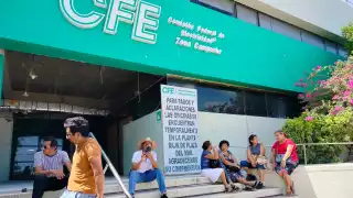 Cansados y enojados de los apagones, vecinos del Polvorín en Campeche protestan contra la CFE