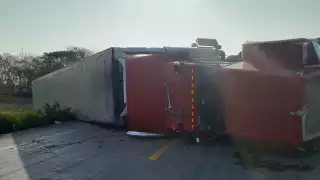 Conductor de un tráiler vuelca tras dormitar al volante en Escárcega