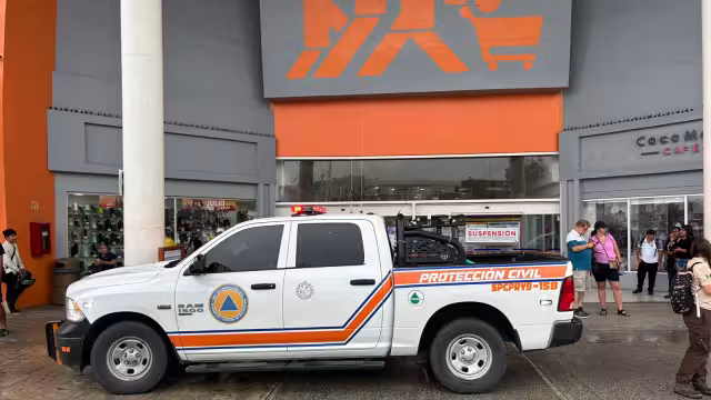 La tienda Chedraui fue clausurada por no cumplir con lineamientos de Protección Civil.