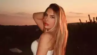 La modelo se quitó el arnés por si misma