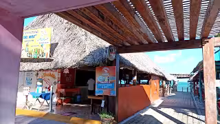 Restauranteros de Calderitas enfrentan caída en ventas por menor llegada de turistas de Belice.