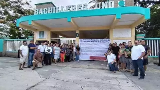 Trabajadores de nivel bachillerato, pertenecientes al Sitacobaqroo exigen pagos del año pasado.