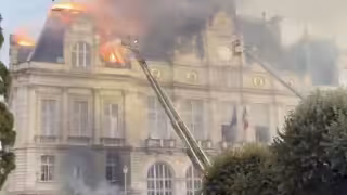 Las protestas en Francia han dejado incendios y daños en edificios públicos de varias ciudades.