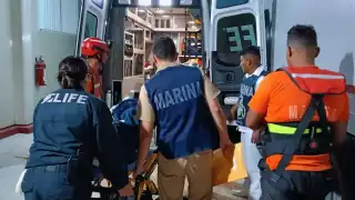 SEMAR evacua de emergencia a mujer de un crucero por complicación médica en Isla Mujeres