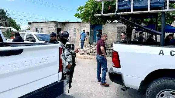 Elementos de la Policía Ministerial y Guardia Nacional acudieron a la vivienda donde operaba el grupo, que recibía la documentación y el dinero de los interesados Elementos de la Policía Ministerial y Guardia Nacional acudieron a la vivienda donde operaba el grupo, que recibía la documentación y el dinero de los interesados