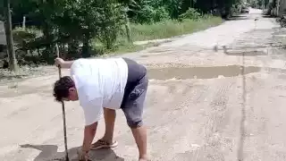 Ante el cansancio de no recibir respuesta de autoridades, ellos mismos obtienen sus recursos para reparar las calles