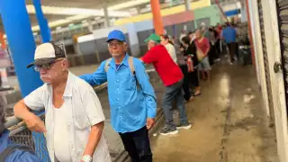 Este jueves, cientos de adultos mayores acuden a los módulos dispuestos por la ATY en el Centro de Mérida, para realizar el canje de la tarjeta Va y Ven