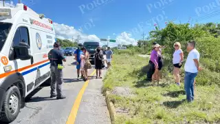 Van de transporte turístico sufre accidente en la carretera federal 307