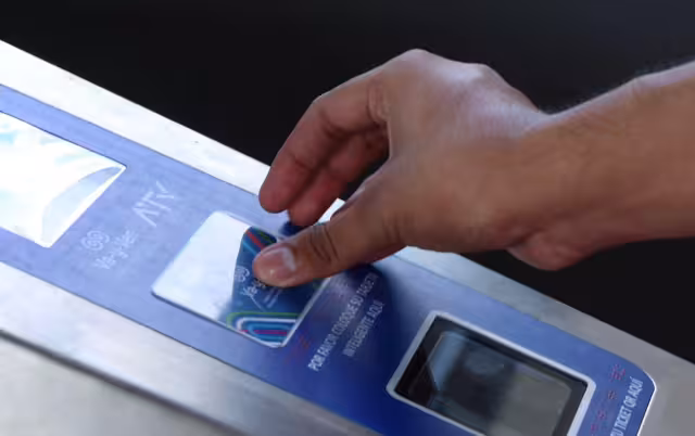 Los validadores aceptan las tarjetas básicas y sociales