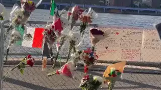 Las personas que rindieron homenaje a los marinos dejaron mensajes, flores y veladoras.