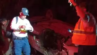 El vehículo terminó volcado y con severos daños.