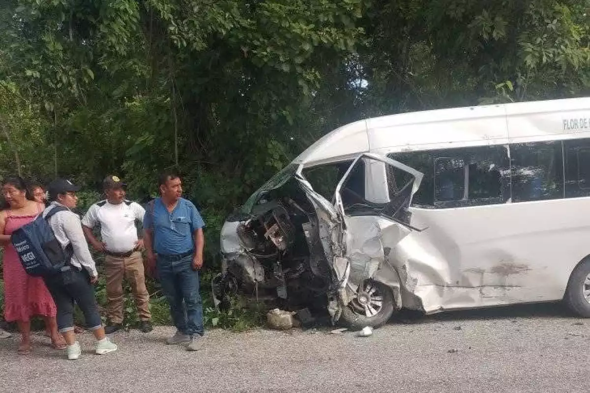 Accidente en carretera Escárcega-Chetumal deja dos maestros lesionados