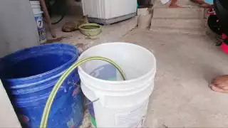 Debido a la carencia, los vecinos han optado por comprar varios litros del líquido, los cuales son llevados en pipas que han encarecido los precios del servicio