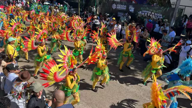 Carros alegóricos desfilaron en el Carnaval de Mérida